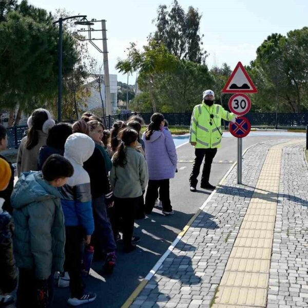 Öğrenciler Şehit Fethi Sekin Trafik ve Eğitim Parkı'nda trafik kurallarını öğreniyorlar.-5