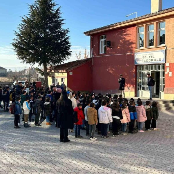 Öğrenciler Tomarza'daki bir okulda ders başı yaptı.-1