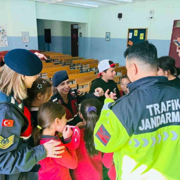 Öğrencilere jandarma şapkası hediye ediliyor-2