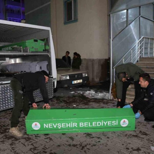 Olay yerine gelen sağlık ve polis ekipleri-5