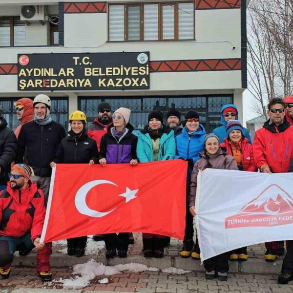 Olumsuz hava şartları nedeniyle dağcılar zirveye ulaşamıyor.-4