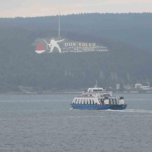 Olumsuz hava şartları nedeniyle feribotların limanda durduğu görüntü-2