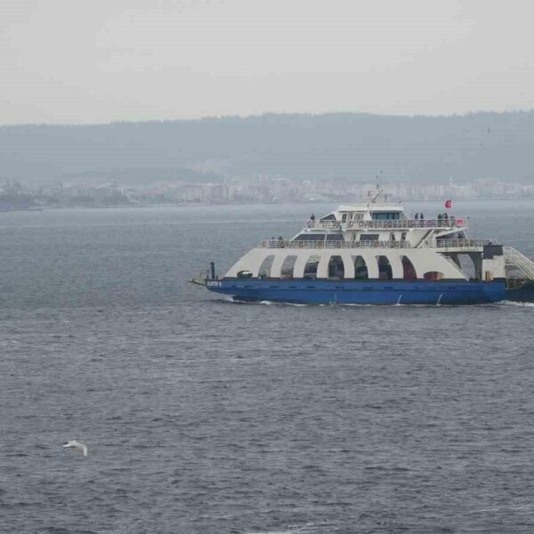 Olumsuz hava şartları nedeniyle feribotların limanda durduğu görüntü-4