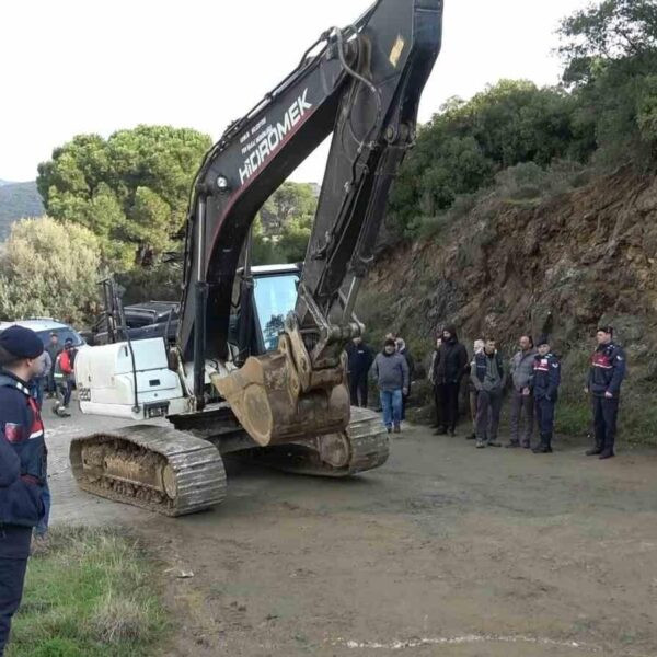 Olumsuz hava şartları nedeniyle, Gemlik Belediyesi ekipleri kaçak konteynerlere ulaşamıyor.