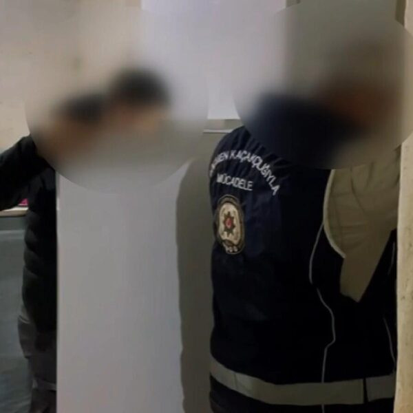 Operasyon sırasında yakalanan düzensiz göçmenler