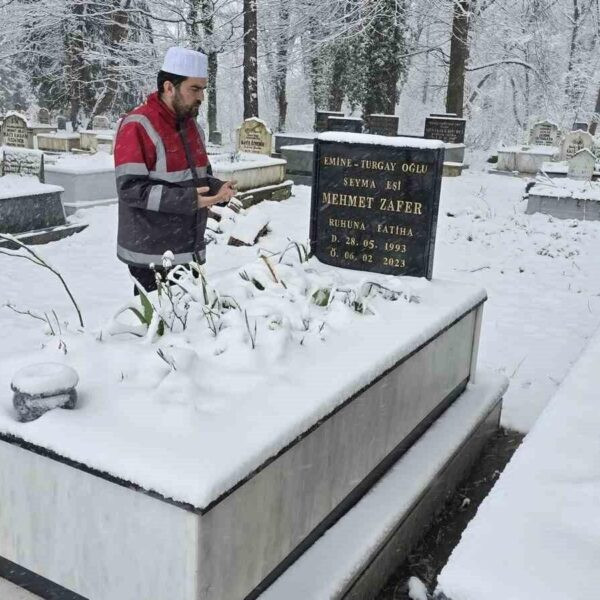 Ordu Büyükşehir Belediyesi ekiplerinin mezar başında yaptığı bakım çalışmaları-1