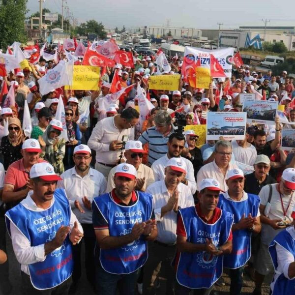 Özçelik-İş Sendikası grev kararı nedeniyle Ankara'ya giden işçiler