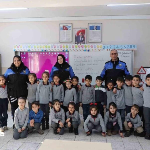 Özel eğitim öğrencileriyle bir araya gelen polis memurları.-1