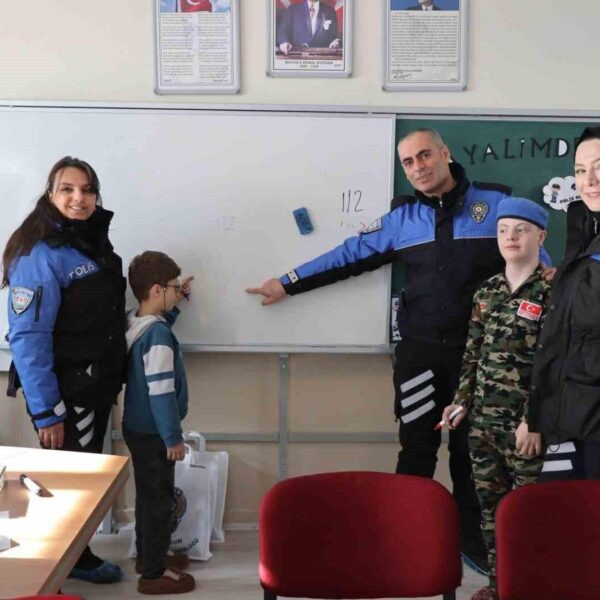 Özel eğitim öğrencileriyle bir araya gelen polis memurları.-3