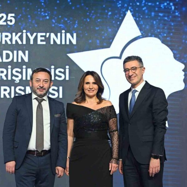 Özlem Kahramaner, Türkiye'nin Kadın Girişimcisi ödülünü alıyor.-1