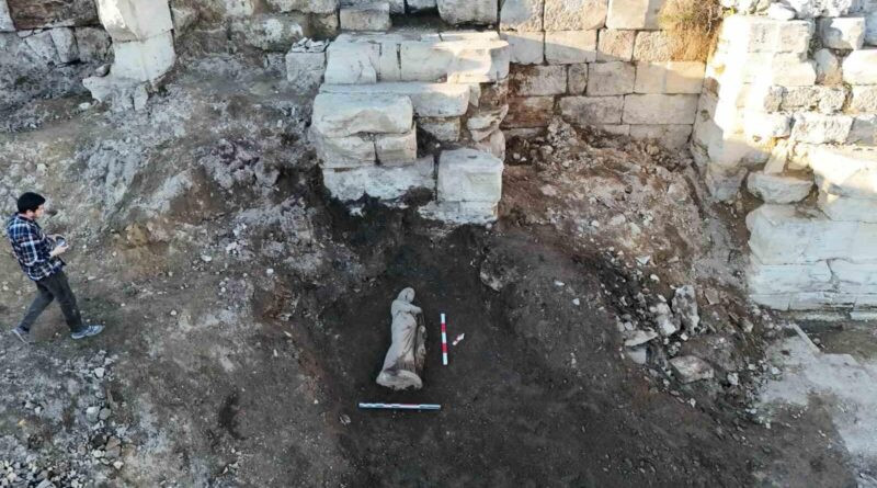 Perge Antik Kenti'nde Roma Dönemine Ait Beş Heykel Keşfedildi 1