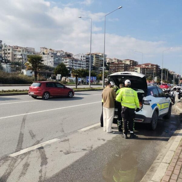 Polis ekipleri hız denetimi gerçekleştiriyor-2