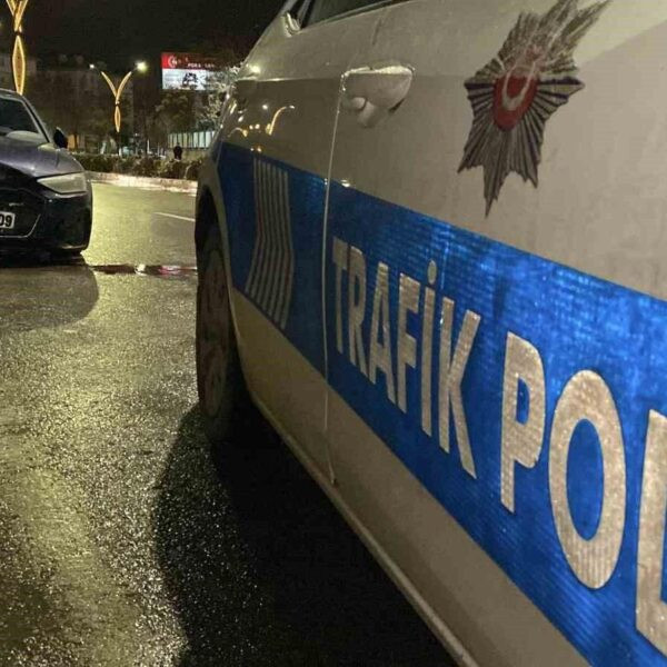 Polis ekipleri tarafından gözaltına alınan alkollü sürücü-3