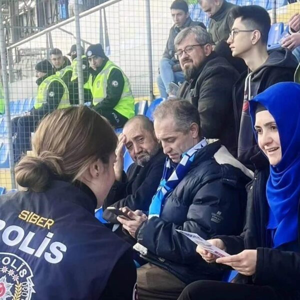 Polis ekiplerinin yasadışı bahis ve oltalama hakkında vatandaşlara bilgi vermesi-3