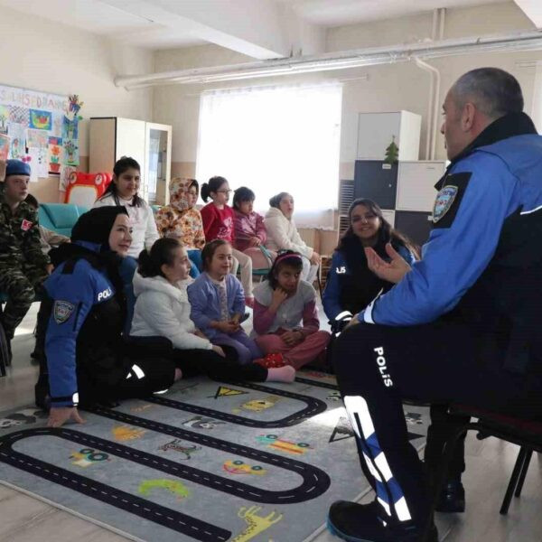 Polis maskot bebekleri hediye eden polis memurları.-4