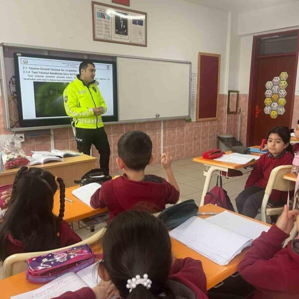 Polis memurları öğrencilere trafik güvenliği eğitimi veriyor.-1