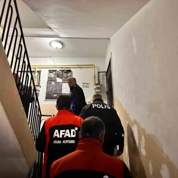 Polis ve AFAD ekiplerinin apartmandaki güvenlik önlemi aldığı görüntü.-2