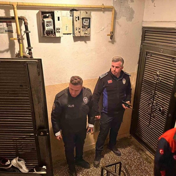 Polis ve AFAD ekiplerinin apartmandaki güvenlik önlemi aldığı görüntü.-4