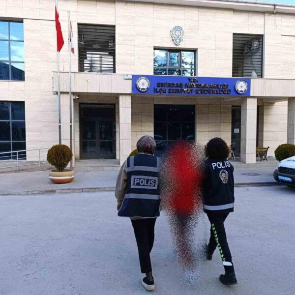 Polisin uyuşturucu madde koltuğunda bulması-1