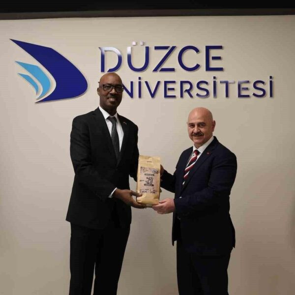 Ruanda Büyükelçisi Charles Kayonga Düzce Üniversitesi'nde eğitim gören Ruandalı öğrencilerle sohbet ediyor.