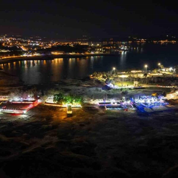 Sabancı Merkez Camisi'nin gece ışıklandırmasıyla göz alıcı manzarası-2