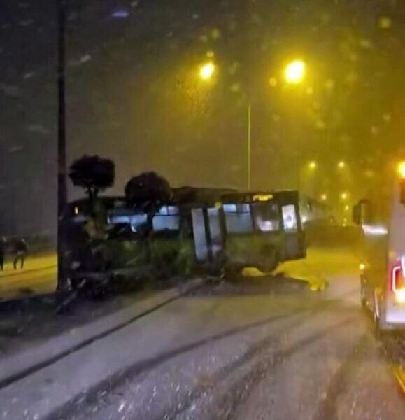 Sakarya'da kar yağışı nedeniyle trafik sıkışıklığı-7