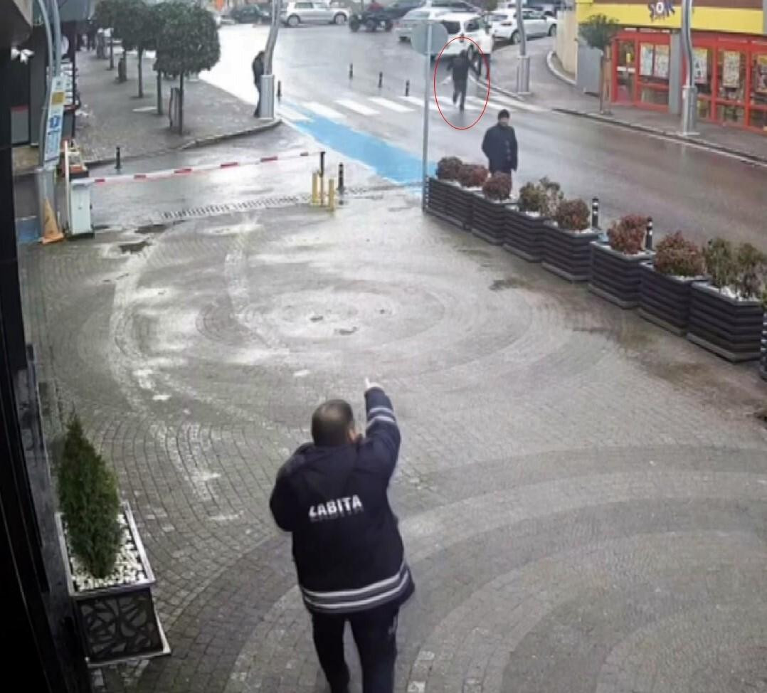 Sakarya’da Koltuk Değneğiyle Dileniyen Şahıs Zabıtadan Kaçmaya Çalıştı