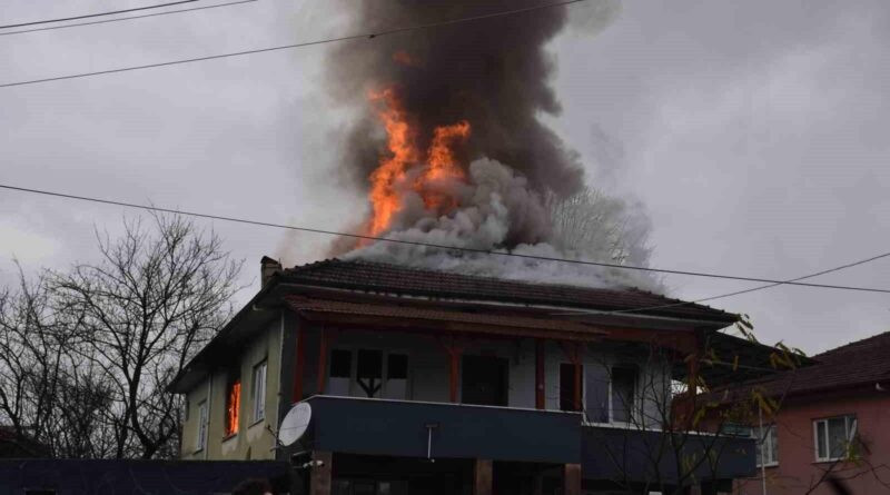 Sakarya'nın Hendek İlçesinde Yangın, İkinci Kat Kullanılamaz Hale Getirildi 1