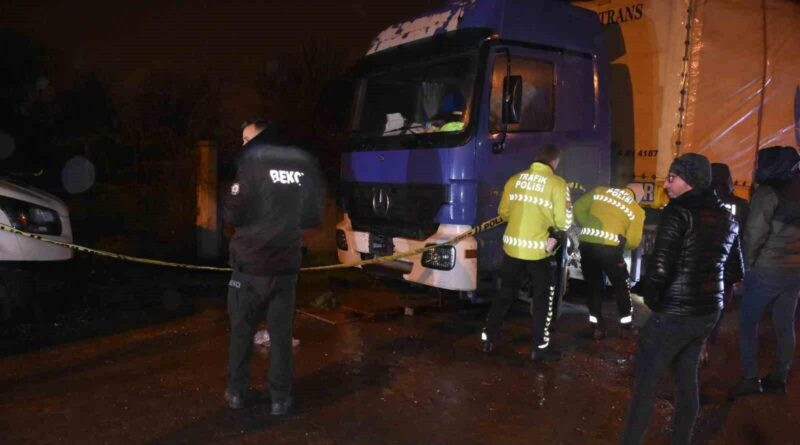 Sakarya'nın Hendek'inde Tır Tamir Ederken Kaza, Yaralı Adam Hastaneye 6