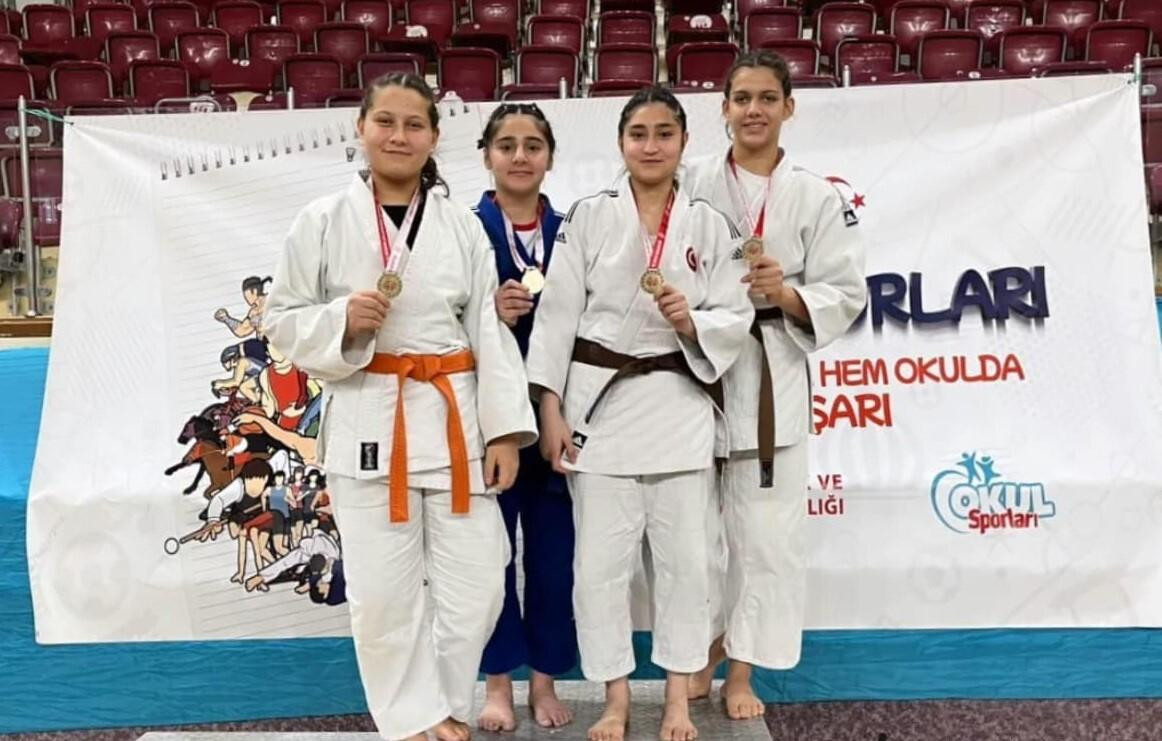 Salihli Sporcular Isparta’da Judo Şampiyonluğu