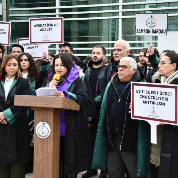 Samsun Adliyesi önünde toplanan avukatlar