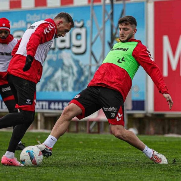 Samsunspor oyuncularının saha içindeki pozları-1