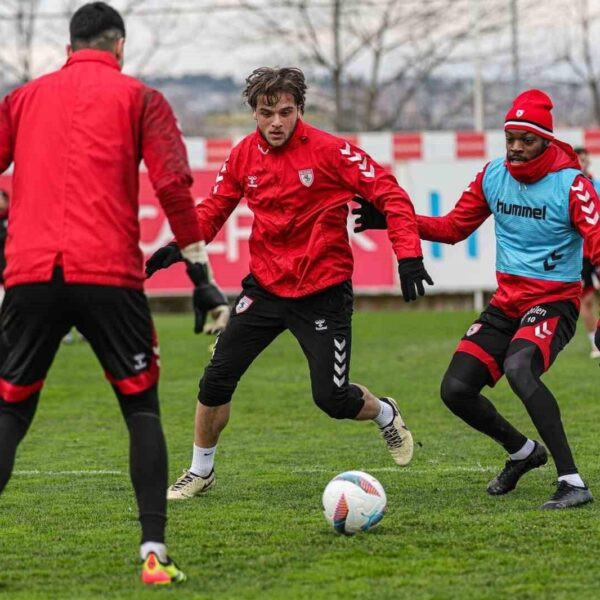 Samsunspor taraftarlarının tribünlerdeki coşkulu atmosferi-2