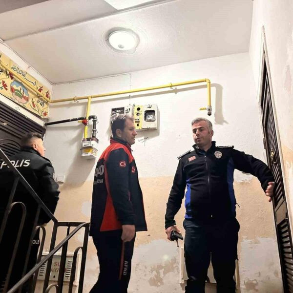 Saray Apartmanı'nda kolonlardan gelen çatırtı sesleri nedeniyle bina boşaltılıyor.-3