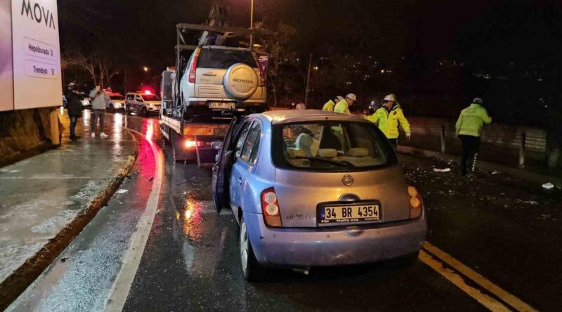 Sarıyer'de Yağmurda Araç Kaza Sonucu 2 Sürücü Yaralandı 1