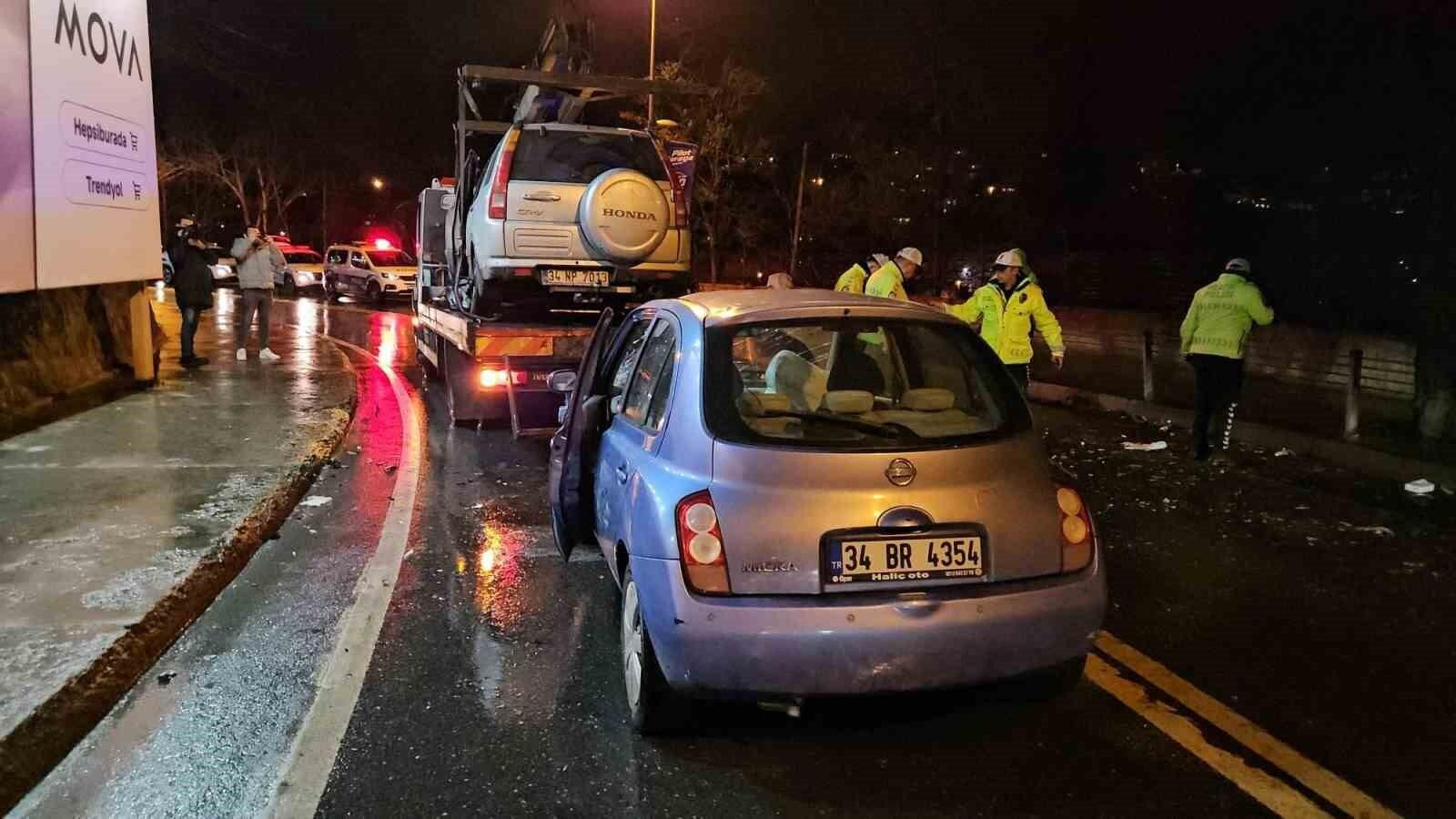 Sarıyer’de Yağmurda Araç Kaza Sonucu 2 Sürücü Yaralandı