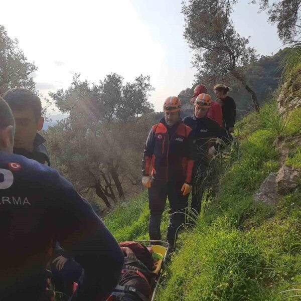 Sedye ile ambulansa taşınan vatandaş