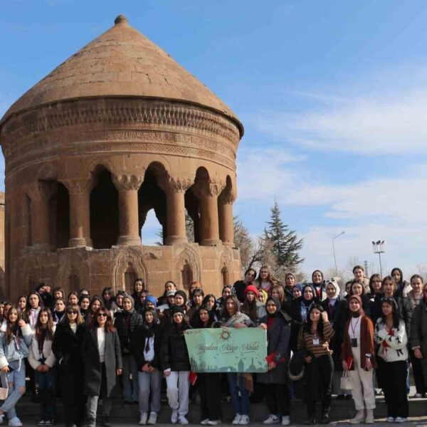 Şehit ve gazi çocuklarının tarihi mekanları ziyaret ettiği bir fotoğraf-9