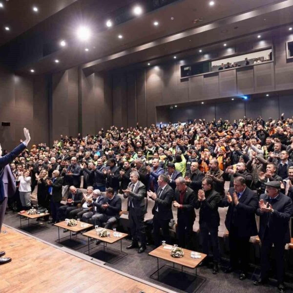 Şehitkamil Belediye Başkanı Umut Yılmaz ve DİSK temsilcileri toplu iş sözleşmesi imzalıyor.-1