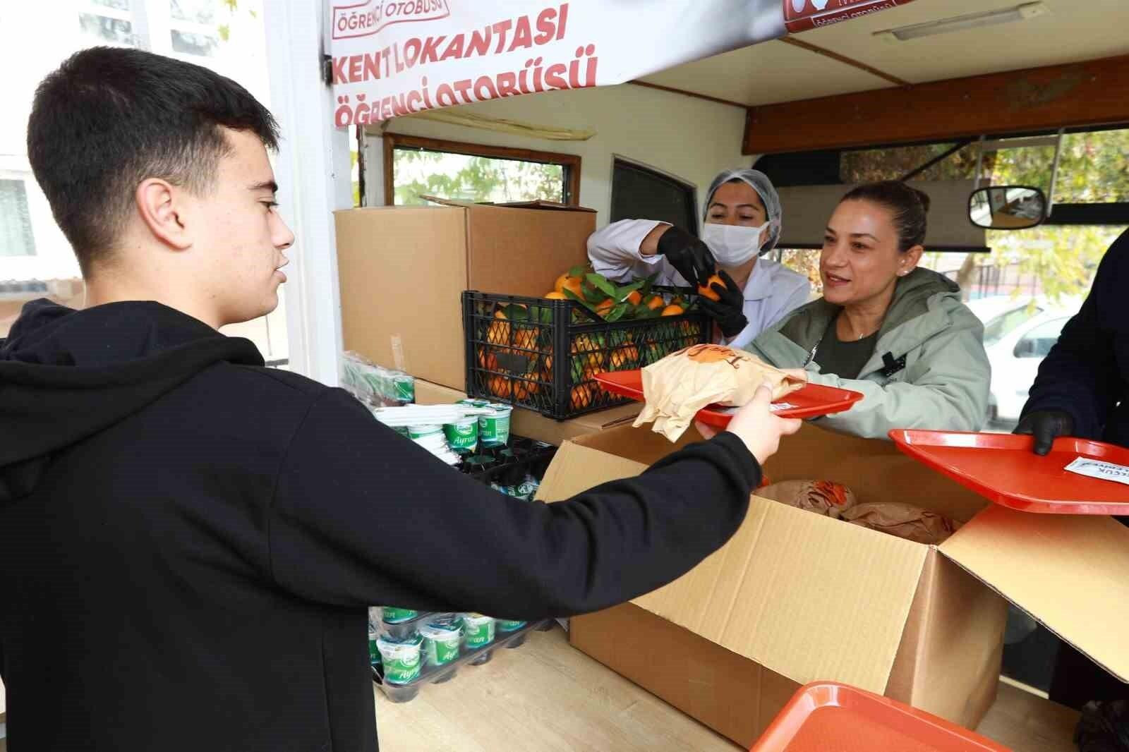 Selçuk Belediyesi, Sosyal Desteğe İhtiyaç Duyan Çocuklara Beslenme Kolisi ve Öğle Yemeği Hizmeti Sunuyor