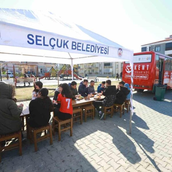 Selçuk Belediyesi tarafından düzenlenen 'Efes Selçuk Çocuklar İçin Gıda Dayanışması' projesi kapsamında çocuklara beslenme kolisinin teslimatı-1