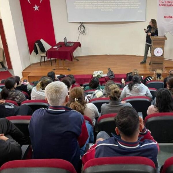 Seminerde katılımcılar uyuşturucuyla mücadelede erken ihbarın ve bilinçli hareket etmenin önemini dinliyor-2