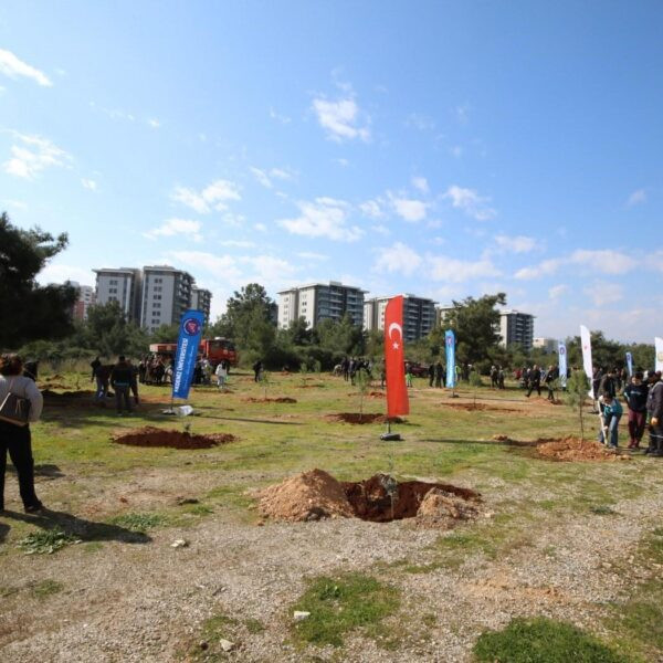 Sempozyum katılımcıları tarafından fidan dikimi-2