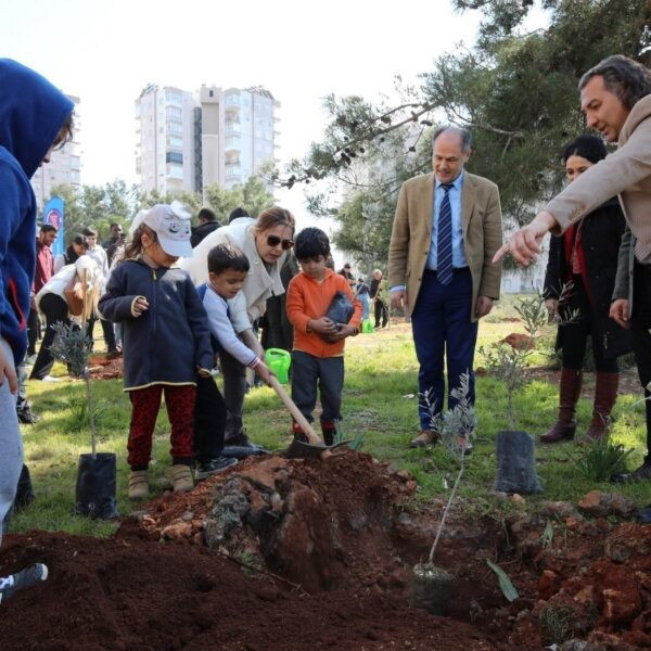 Sempozyum katılımcıları tarafından fidan dikimi-6