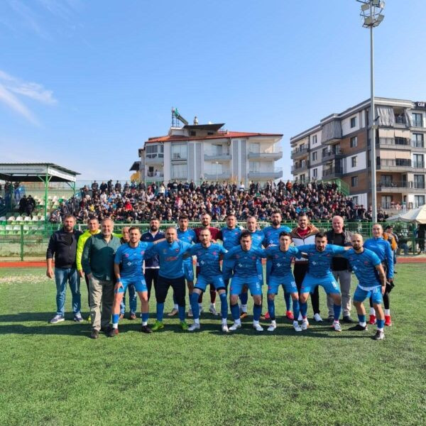 Seyrantepespor futbolcuları şampiyonluk kupasını alıyor.-1