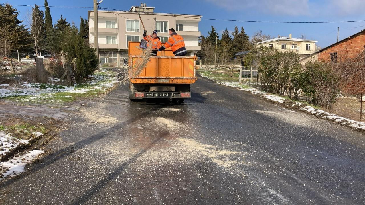 Silivri Belediyesi Olumsuz Hava Şartlarında Tuzlama ve Küreme Çalışmalarını Sürdürüyor