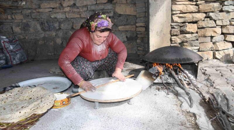 Şırnak'ın Uludere'sinde Kadınlar Karlı Havalar İçin Ekmek Stoku Yapıyor 1