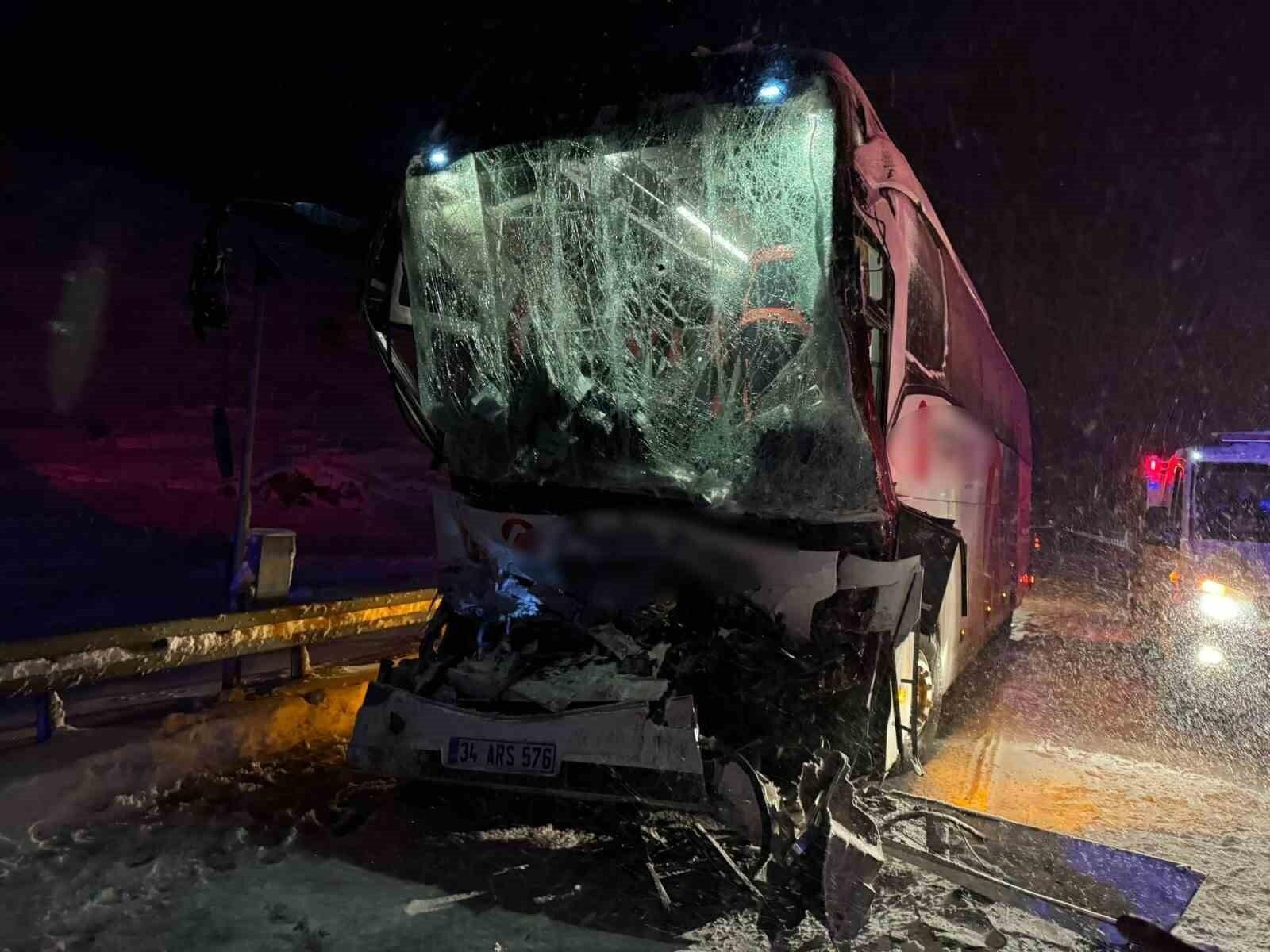 Sivas’ta Kar Yağışı Nedeniyle Otobüs ve Tıra Çarpışması, 13 Yaralı