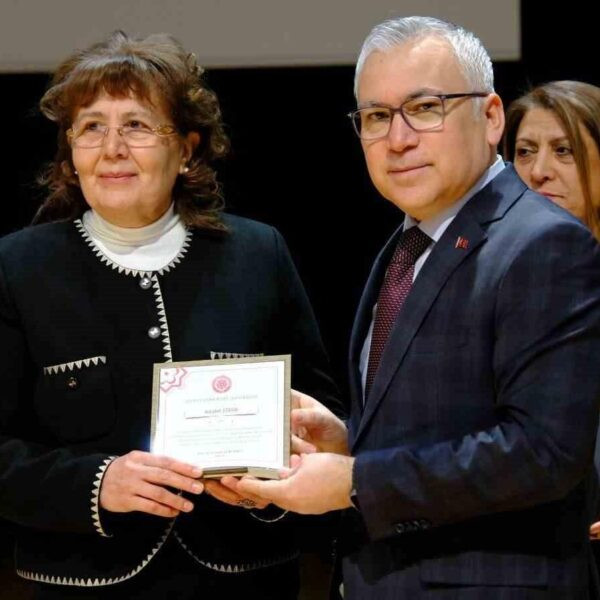 Sivas Valisi Yılmaz Şimşek ve SCÜ Rektörü Prof. Dr. Şengönül, emektar personellere plaket veriyor.-4