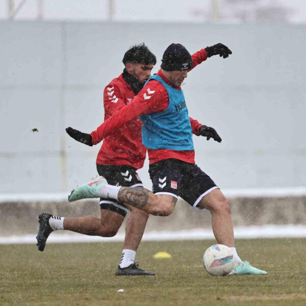 Sivasspor oyuncularının antrenmanda çalışması-3